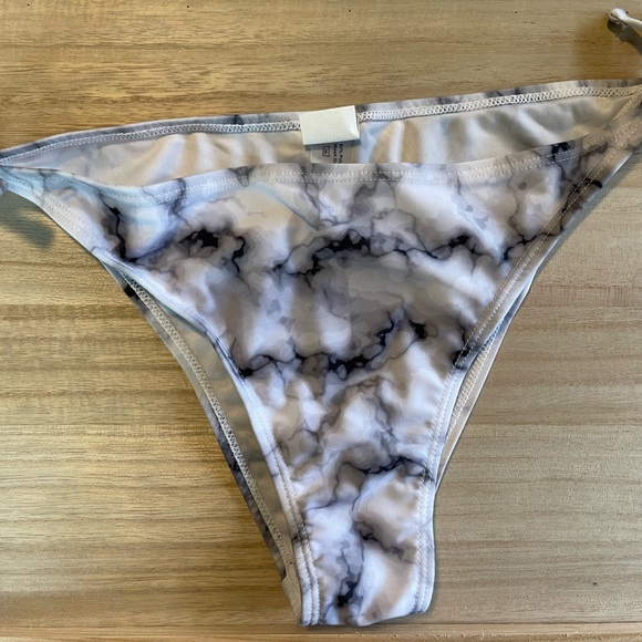 SHEIN YOUTH/YOUNG ADULT BATHING SUIT - Picture 5 of 8
